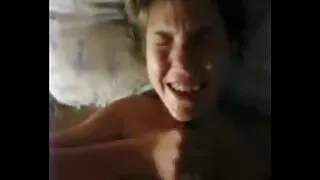Plaît à vieille coquine la fille avec le sexe anal.