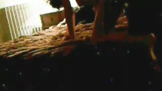 Il met vieille cochonne nue sa soeur en position de cancer et poursuit la bite dans la chatte rose.