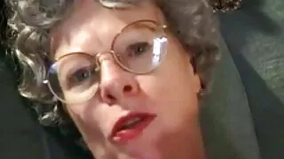 Je baise avec le vieille cochonne allemande juge pendant le combat.