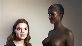 RoseEssa Rose se masturbe une trique entre ses tres vieilles salopes seins en silicone et se lève en levrette.