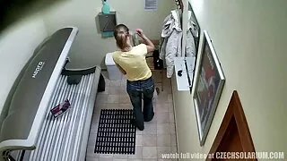 Un Autrichien porno vieille cochonne baise un mulâtre dans le cul.