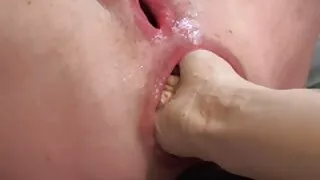Eort Kortnitsa lui lèche le cul et tourne sur la vieille allemande cochonne bite du client.