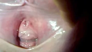 Baiser avec le copain de ma soeur, qui vidéo de vieille cochonne est maintenant près de la console.