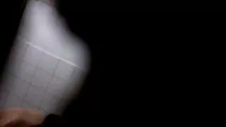 Elle se vieille cochonne lesbienne délecte de sa chatte dans la salle de bain dans une fière solitude.