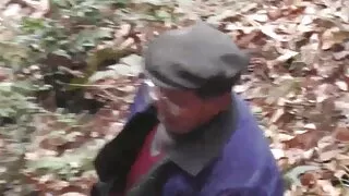 Elle renifla la culotte du voisin de vieille cochonne mature l'auberge et proposa de baiser.