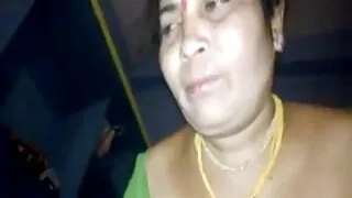 La déchirure du fromage cottage avec le vieille grand mere cochonne connaisseur de la beauté, laissant le policier avec son nez.
