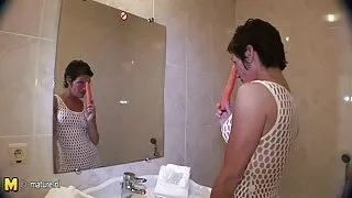 J'ai baisé après une vieille cochonne anal rencontre sur les voies ferrées.
