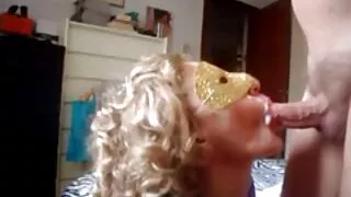 Monté sur un scooter coquine vieille pour baiser Vick Golden Golden en anal.