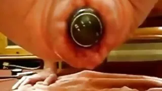 Le professeur chevauche une bite vieille cochonne xxx pendant une leçon avec un élève.