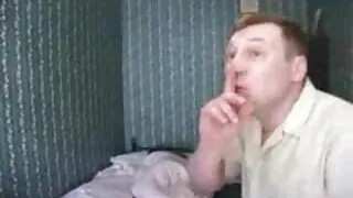 La pécheresse vieille cochonne nue Alice a remboursé le groom avec sa chatte.
