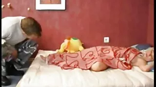 Au lieu du petit déjeuner au lit, le sexe sur la vieille cochonne sexy table de la cuisine.