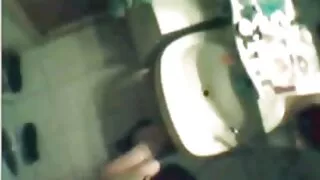 La fille prend un bain vieilles cochone de soleil et se fait baiser.