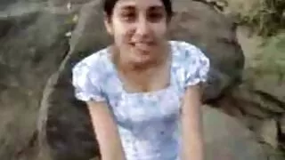 Kaisa North se masturbe ma vieille voisine est une cochonne avec un vibromasseur.