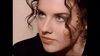 La starlette vieille femme cochonne Nina Hartle accende s'en prend à un jeune homme noir.