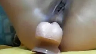 Une blonde plantureuse baise avec un agent au casting en se faisant une paume vieilles salopes en rut sur les seins.