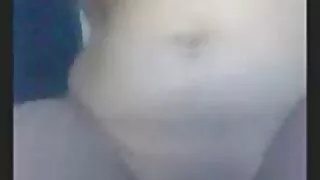 Sucker caresse grosse vieille cochonne la bite avec les lèvres.