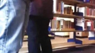 Fille de Perm doigtant la chatte avec vieille grand mere cochonne de l'eau de douche.