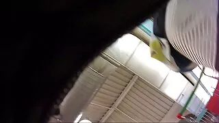 Elle les vieilles cochonnes fait une pipe à son beau-père au lieu d'une télé.
