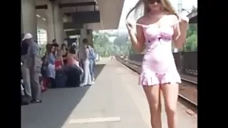 Mince vieille grosse cochonne baise sous le couvert de la nuit.
