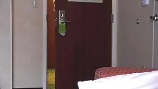 Baise la vieille lesbienne cochonne demi-soeur avec une grosse bite.