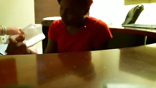 La fille caresse sa vieille femme cochonne chatte.