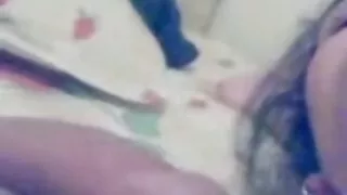 Samantha Reigns a un vieille et cochonne orgasme avec un vibromasseur.
