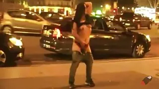 Baiser un homme avec un video vieille cochonne gode ceinture dans la rue.