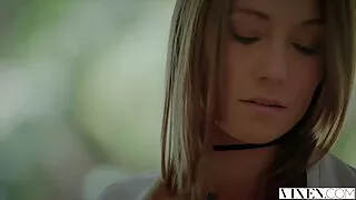 Cecilia Lion baise le mari de vieille grand mere cochonne sa copine dans la chatte.