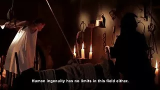 Anna De Ville masse la capuche vieille mature cochonne avec un vibromasseur.