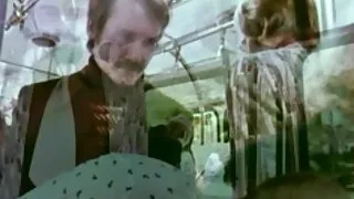 Des lunettes font une pipe à un camarade de vieille maman cochonne groupe.