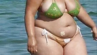 J'ai vieille mature cochonne inséré une toupie dans le cul et une grosse bite dans la chatte.