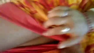 Ebony video vieille cochonne frigs fille dans la chatte poilue.