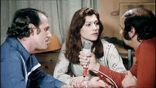Lesbiennes doigtant la chatte rasée au vieilles salopes vulgaires lieu de s'étirer.