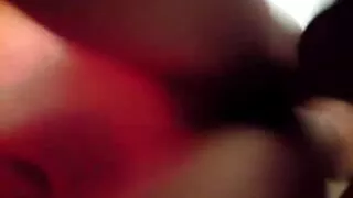 Ashle Red Red, 19 ans: beau cul, écarte les jambes, se fait vieille cochonne poilue baiser en levrette.