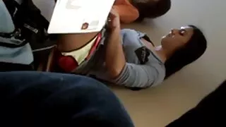 Scarlet porno vieille cochonne Chase regarde autour d'elle alors qu'elle baise sur la plage.
