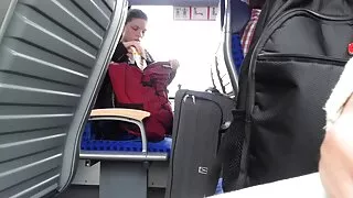 Une jeune latina avec d'énormes traites est vieilles salopes vulgaires assise sur le visage d'une femme noire.