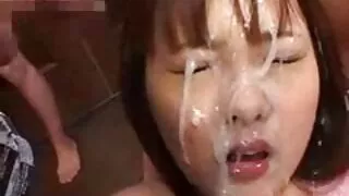 Ébène pet vieille cochonne allemande Lola Fae dans la cuisine.