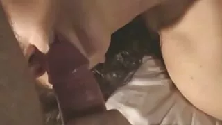 Lace Lenn Lennon se prend une grosse bite noire dans la vieille coquine chatte.