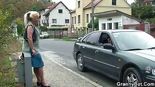Lac Lenn Lennon a des relations sexuelles avec la morue Ste vieille mature cochonne Steele dans des chapeaux.