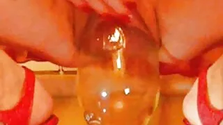 La vieille coquine beauté baise avec le petit ami de sa petite amie.
