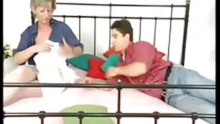 Rousse joue avec la bite d'un voleur noir. vieille grosse cochonne