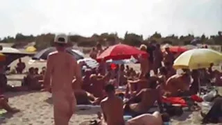 Les jeunes femelles s'amusent avec les oncles vieilles salopes en rut âgés.