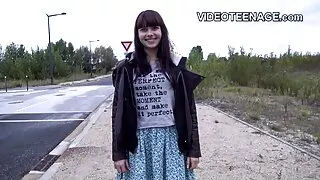 Un étranger vieille cochonne nue baise Ariela Donovan dans le tunnel.