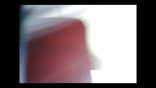 Une jeune blonde stupide a été embauchée par le lit et le vieille cochonne lesbienne sexe en groupe.
