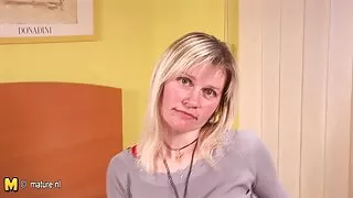 Femme de ménage baisée par des convives noirs sur une vieille tres cochonne table dans un bar.