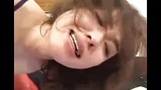 J'ai attrapé vieille cochonne suce des filles ayant des relations sexuelles lesbiennes.