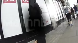 La Belle La Belle est assise sur une grosse chatte vieille cochonne poilue de bite noire.