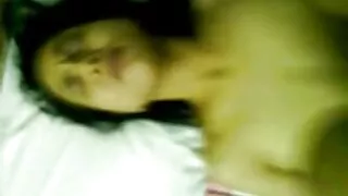 Le vieil homme élève sa petite-fille pour le sexe. tres vieille cochonne