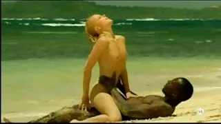 Prend du sperme sur les vieilles cochonnes allemandes jambes d'un mec.