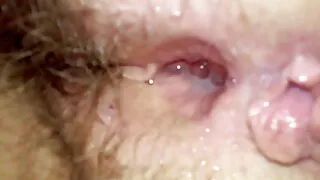 Fille aux cheveux bouclés baise avec un serveur dans la salle de film vieille cochonne bain du restaurant.